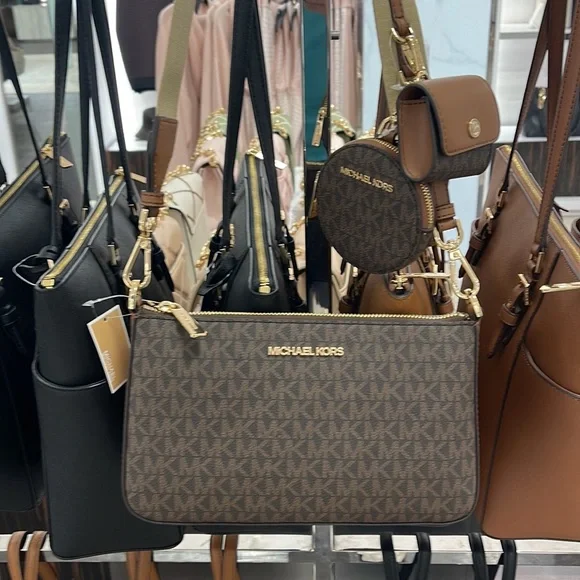 MICHAEL KORS
Jet Set Logo Crossbody Bag with Case Apple Airpods Pro®
Brown
NWT - Picture 10 of 16